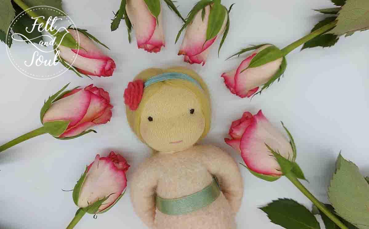 Felt and Soul Rózsa tündér baba gyapjúfilc asztali báb